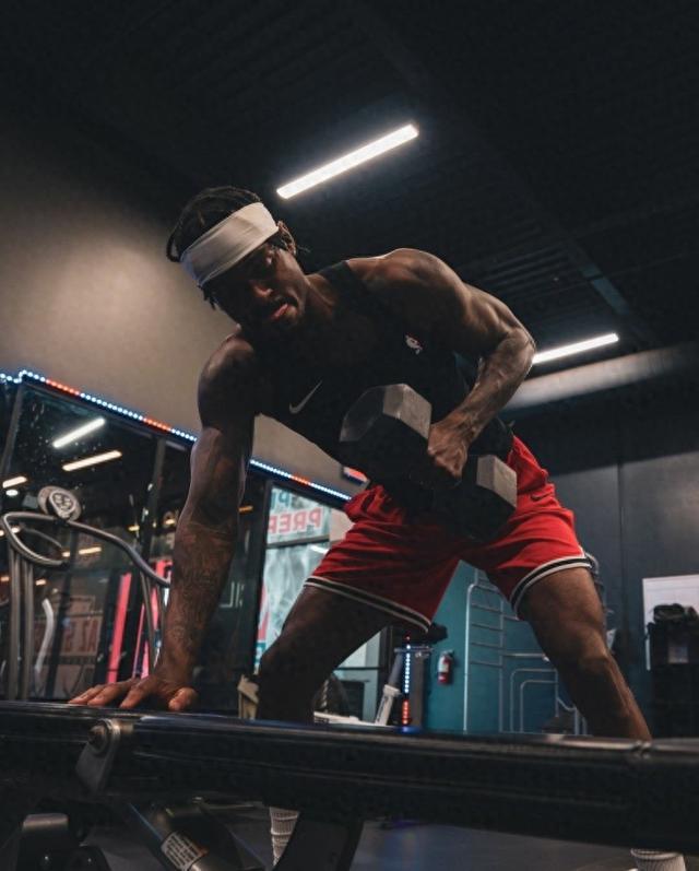 大闸！范德比尔特晒休赛期训练照 一身肌肉线条钢筋铁骨